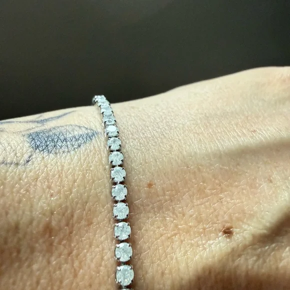 NEW Pretty Bird Jewelry Cubic Zirconia Tennis Bracelet- Sparkling White 7” - Picture 2 of 9